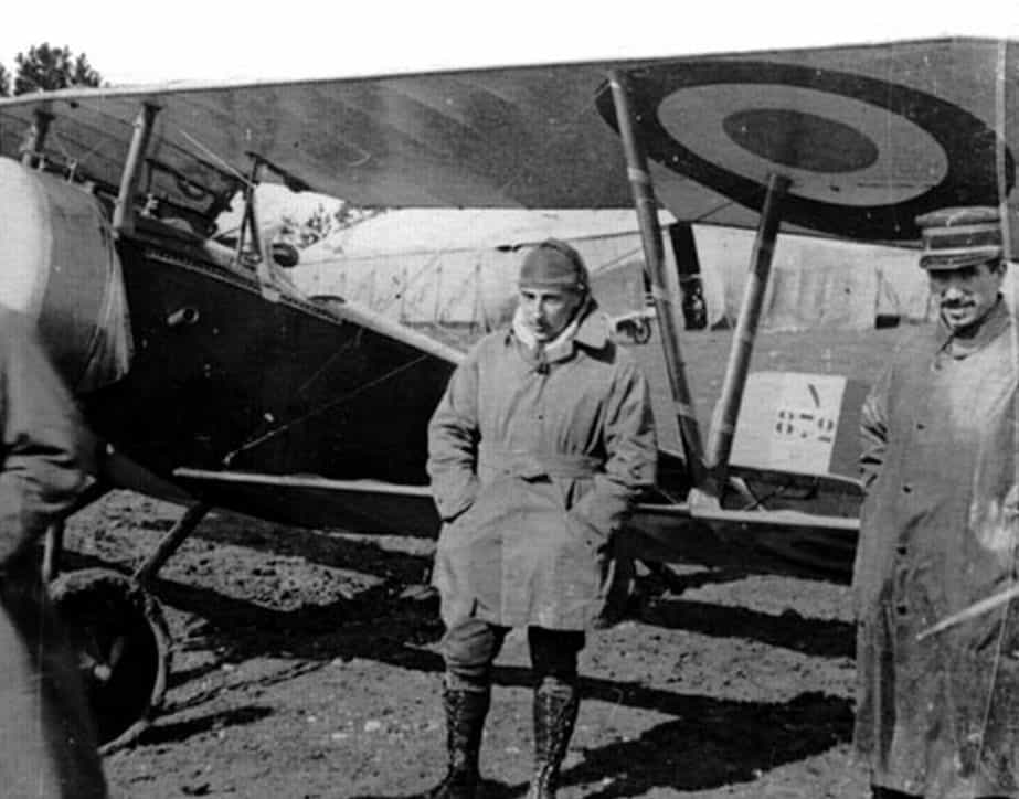Французский ас Жан Наварр (в центре кадра в летном обмундировании) у самолета Ньюпор 16 с синхронным пулеметом «Льюис»